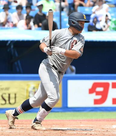 　６回、八王子学園八王子・市倉は右前適時打を放つ（撮影・佐藤厚）