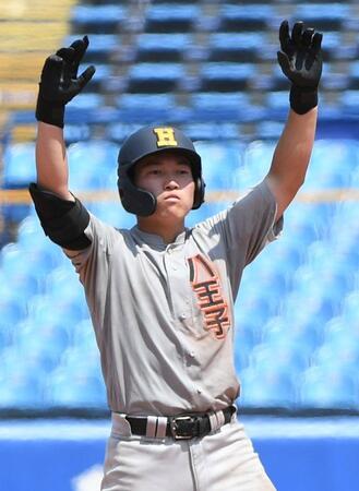 　５回、八王子学園八王子・伊藤は右越えに逆転の２点適時二塁打を放ちガッツポーズを見せる（撮影・佐藤厚）