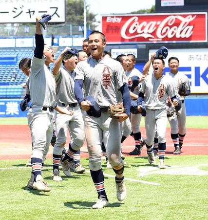 　準決勝進出を決め歓喜する八王子学園八王子・新井（中）とナイン（撮影・佐藤厚）