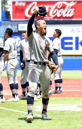 　準決勝進出を決め歓喜する八王子学園八王子・新井（中）＝撮影・佐藤厚