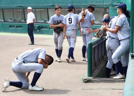 　鳥羽にサヨナラ負けを喫し、涙を流す京都外大西ナイン（撮影・中田匡峻）