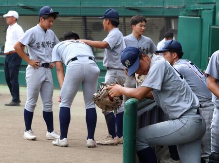 　鳥羽にサヨナラ負けを喫し、涙を流す京都外大西ナイン（撮影・中田匡峻）
