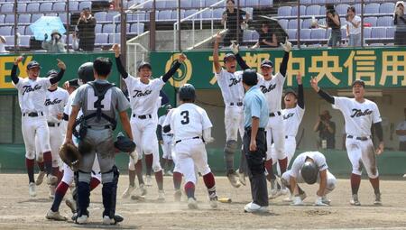 　９回、横谷乙樹（３）が逆転サヨナラ満塁弾を放ち、わき上がる鳥羽ナイン（撮影・中田匡峻）