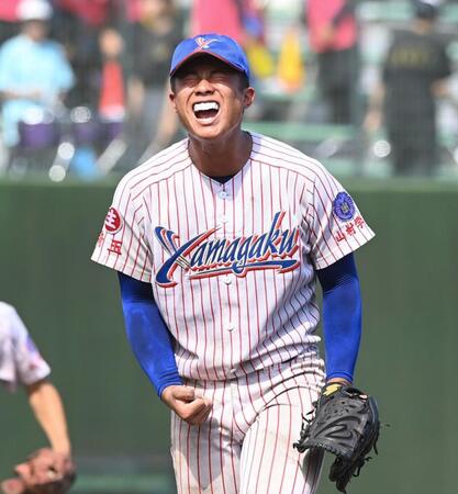 　１０回、タイブレークの攻撃を１点に抑え雄たけびを挙げる山村学園・横田（撮影・園田高夫）