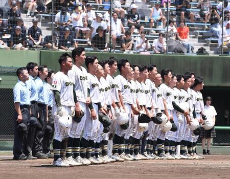 　サヨナラ勝ちで校歌を斉唱する昌平ナイン（撮影・園田高夫）