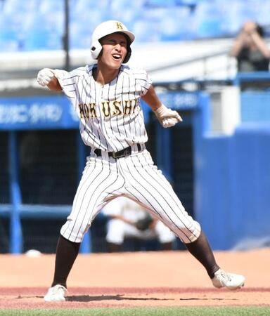 　９回、国士舘・加藤は左前に勝ち越し適時打を放ち、ガッツポーズ（撮影・佐藤厚）