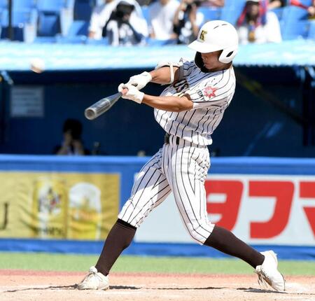 　９回、国士舘・宮﨑は中越えに同点の２点適時二塁打を放つ（撮影・佐藤厚）