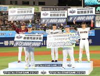 　（前列左から）清宮幸、牧（後列同）宗山、近本、吉川（撮影・西岡正）