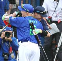 　ホームランダービーの決勝を終え、牧（左）と抱き合う清宮幸