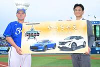 　日産自動車の寺西章氏（右）と記念撮影する牧秀悟＝代表撮影