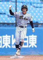 　１回、２点適時三塁打を放ち喜ぶ東海大菅生・藤平