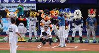 　佐々木主浩氏の始球式の打席に立った新庄監督（撮影・金田祐二）