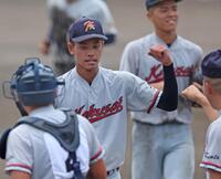 　完投勝利でチームを決勝進出に導き、ナインとタッチを交わす京都国際・西村一毅（撮影・中田匡峻）