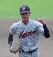 　９回、立命館宇治・豊田滉治を空振り三振に斬り、完投勝利を飾った京都国際・西村一毅は拳を握る（撮影・中田匡峻）