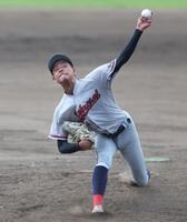 　力投する先発投手の京都国際・西村一毅（撮影・中田匡峻）