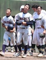 　９回で力尽きサヨナラ負けを喫した浦和実・石戸（中央）＝撮影・園田高夫