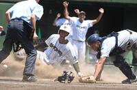 　９回、中島のスクイズで決勝ホームインの昌平の三走・櫻井（捕手・野本）＝撮影・園田高夫