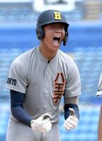 　３回、八王子学園八王子・田中は右前に２点適時打を放ち、雄叫びを上げる（撮影・佐藤厚）