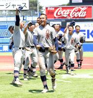 　準決勝進出を決め歓喜する八王子学園八王子・新井（中）とナイン（撮影・佐藤厚）