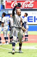 　準決勝進出を決め歓喜する八王子学園八王子・新井（中）＝撮影・佐藤厚