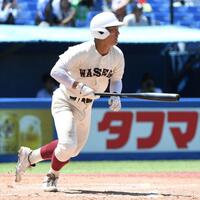 　３回、早実・国光は中前適時打を放つ（撮影・佐藤厚）