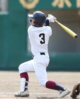 　９回、逆転サヨナラ満塁弾を放つ鳥羽・横谷乙樹（撮影・中田匡峻）