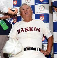 　さばさばした表情で試合を振り返る早実・和泉監督（撮影・佐藤厚）