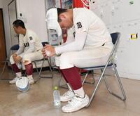 　好投報われず準々決勝で敗退し肩を落とす早実・中村（撮影・佐藤厚）
