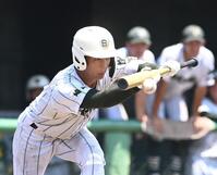 　９回、サヨナラスクイズを決めた昌平・中島航作（撮影・園田高夫）