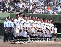 　サヨナラ勝ちで校歌を斉唱する昌平ナイン（撮影・園田高夫）