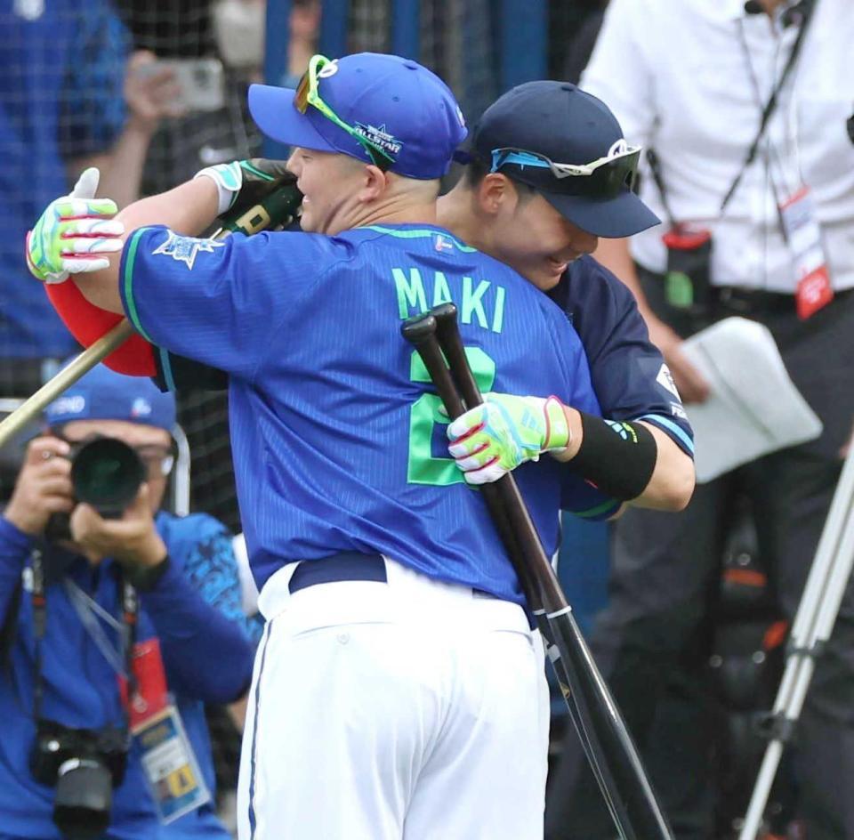 　ホームランダービーの決勝を終え、牧（左）と抱き合う清宮幸