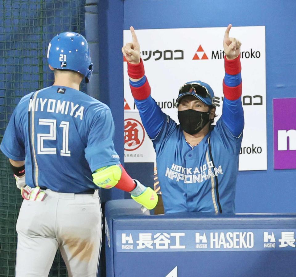 　清宮幸を笑顔で迎える新庄監督（撮影・田中太一）