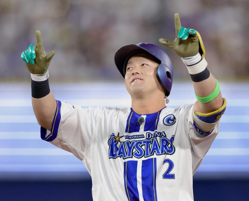 　２回、三塁内野安打を放ち、ポーズをとる牧