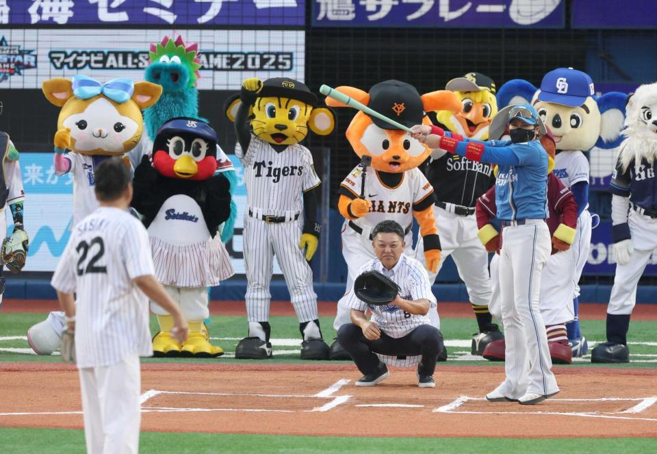 　佐々木主浩氏と谷繁元信氏の始球式で打席に立つ新庄監督