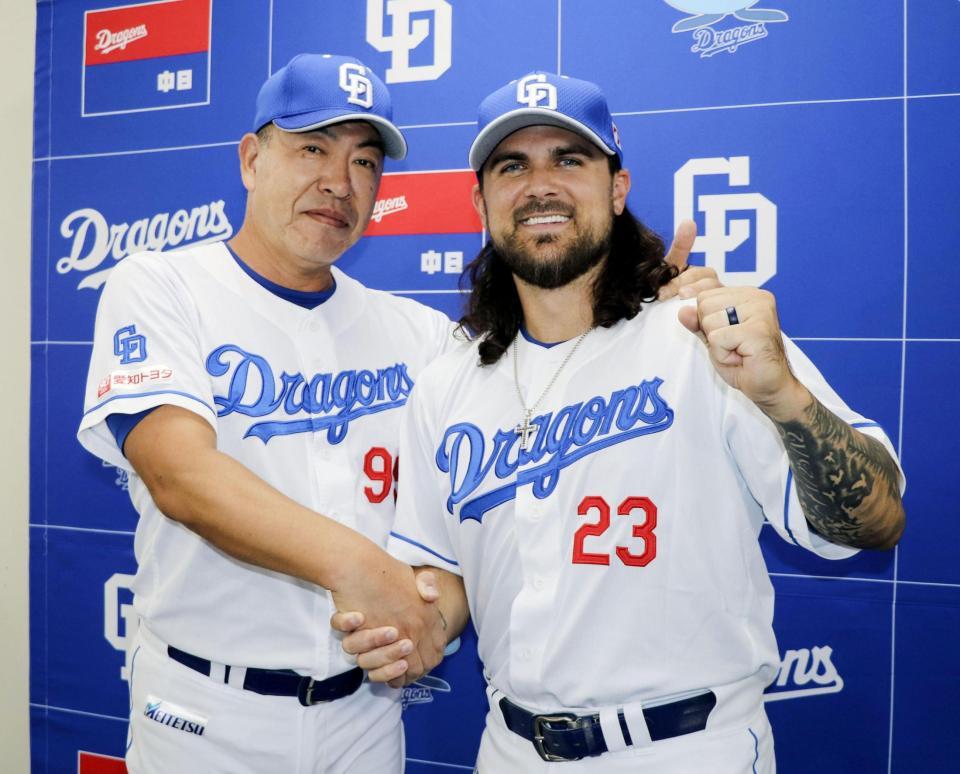 　中日に入団し、井上監督（左）とポーズをとる新外国人チェイビス＝24日、バンテリンドーム