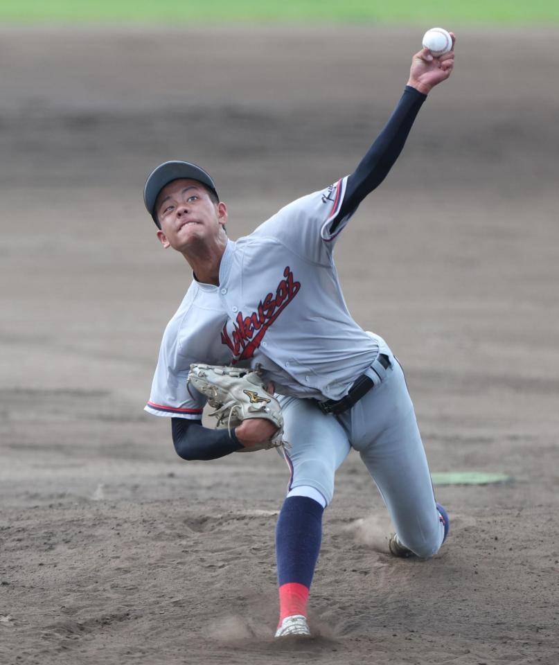 　力投する先発投手の京都国際・西村一毅（撮影・中田匡峻）