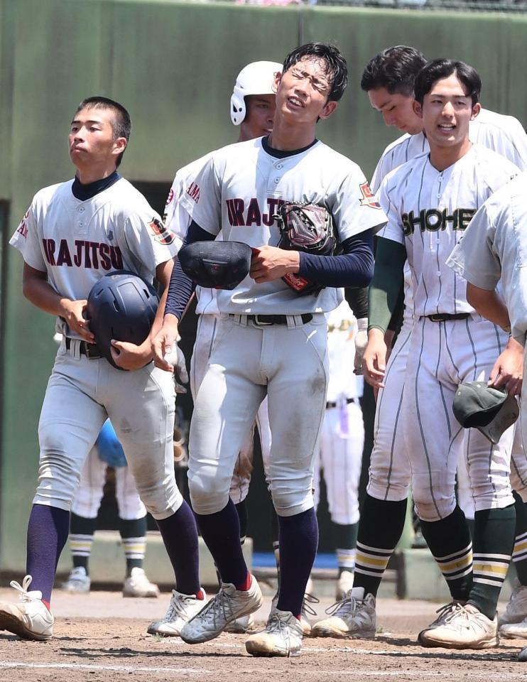 　９回で力尽きサヨナラ負けを喫した浦和実・石戸（中央）＝撮影・園田高夫