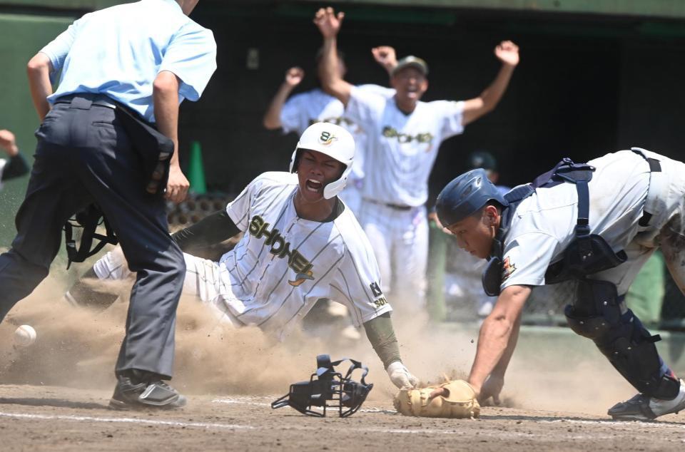 　９回、中島のスクイズで決勝ホームインの昌平の三走・櫻井（捕手・野本）＝撮影・園田高夫
