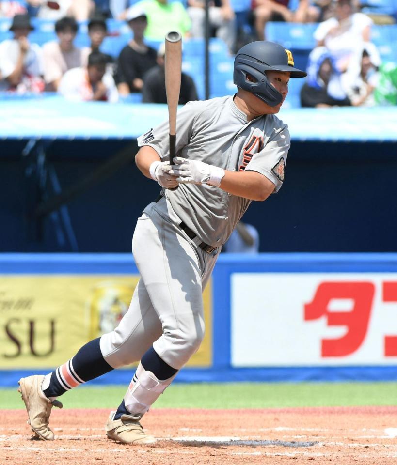 　６回、八王子学園八王子・市倉は右前適時打を放つ（撮影・佐藤厚）