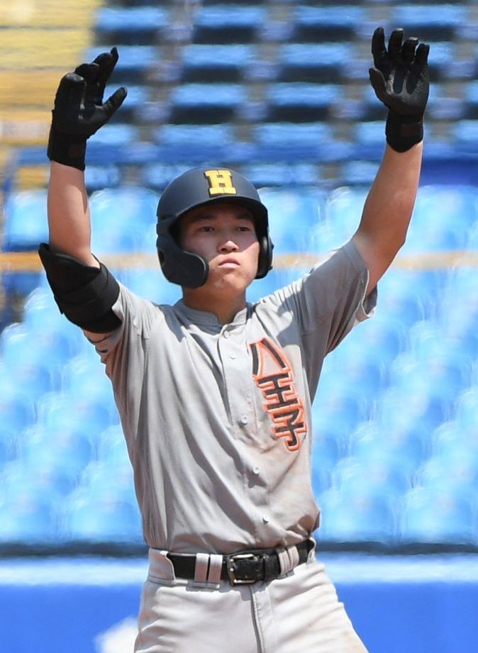 　５回、八王子学園八王子・伊藤は右越えに逆転の２点適時二塁打を放ちガッツポーズを見せる（撮影・佐藤厚）