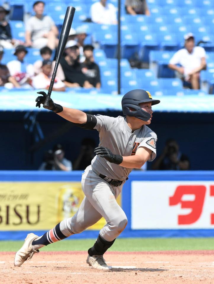 　５回、八王子学園八王子・伊藤は右越えに逆転の２点適時二塁打を放つ（撮影・佐藤厚）