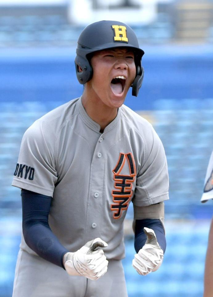 　３回、八王子学園八王子・田中は右前に２点適時打を放ち、雄叫びを上げる（撮影・佐藤厚）