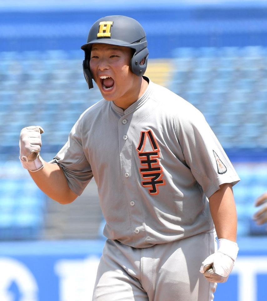 　６回、八王子学園八王子・市倉は右前適時打を放ち、雄叫びを上げる（撮影・佐藤厚）