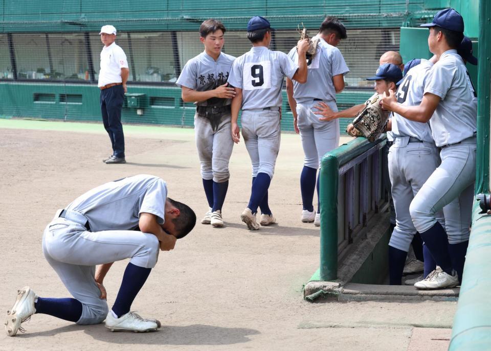 　鳥羽にサヨナラ負けを喫し、涙を流す京都外大西ナイン（撮影・中田匡峻）
