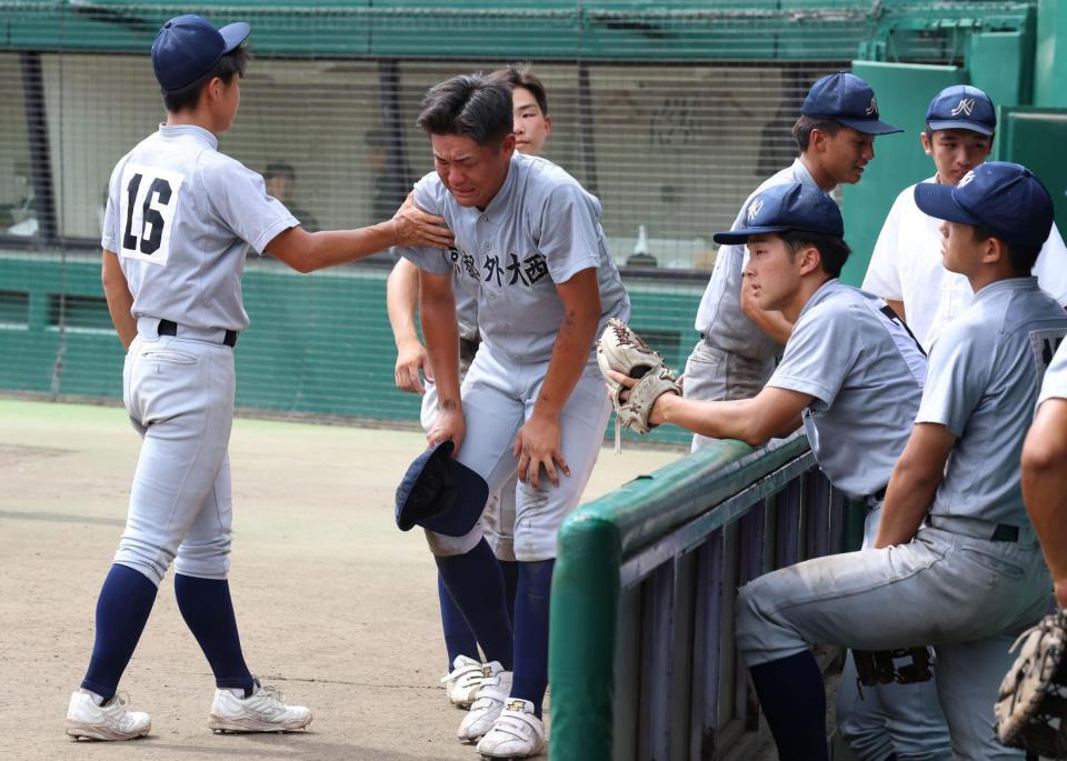 　鳥羽にサヨナラ負けを喫し、涙を流す京都外大西ナイン（撮影・中田匡峻）
