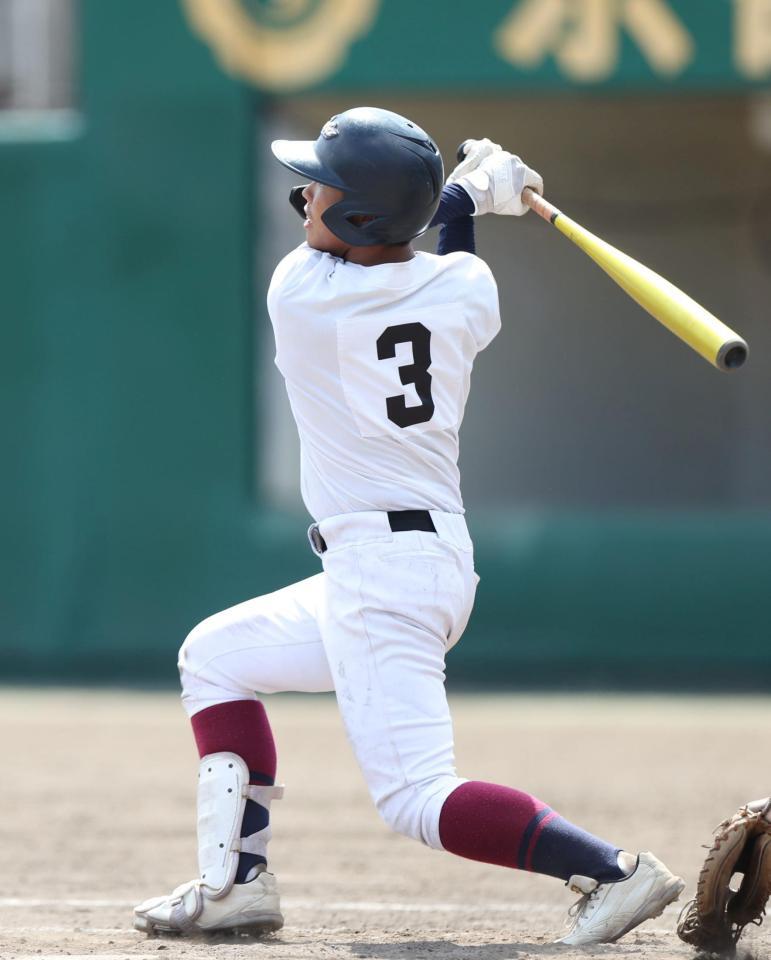 　９回、逆転サヨナラ満塁弾を放つ鳥羽・横谷乙樹（撮影・中田匡峻）