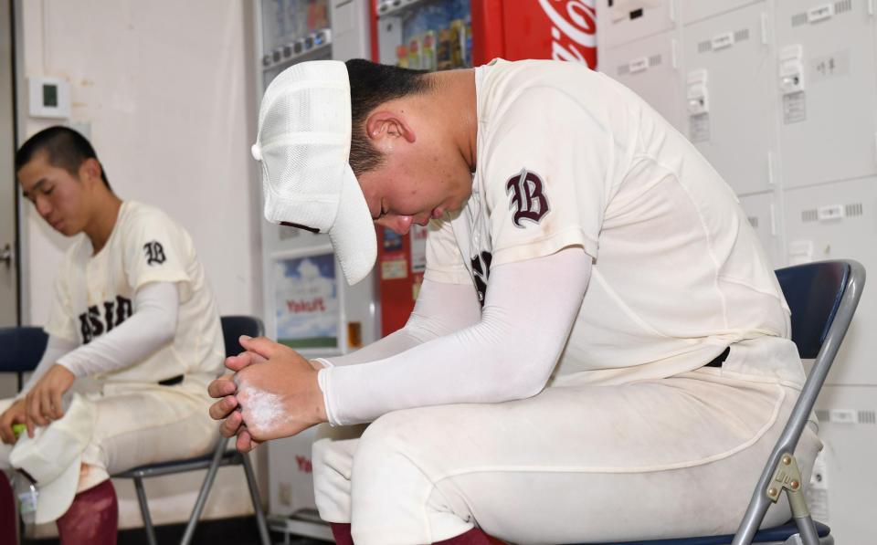 　好投報われず準々決勝で敗退。肩を落とす早実・中村（撮影・佐藤厚）