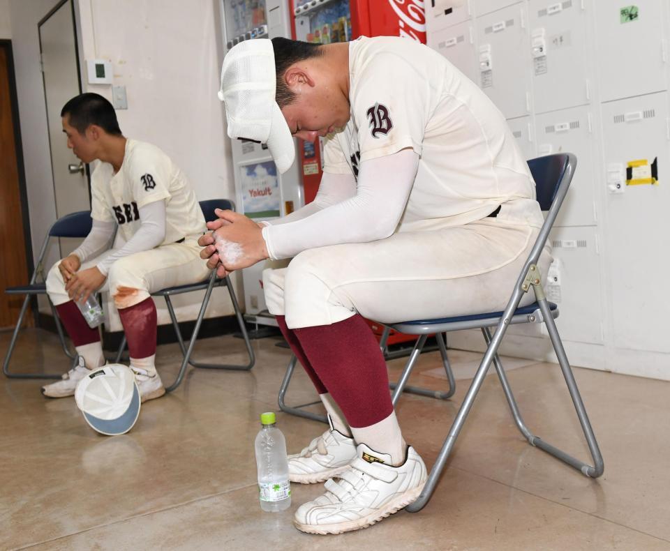 　好投報われず準々決勝で敗退し肩を落とす早実・中村（撮影・佐藤厚）