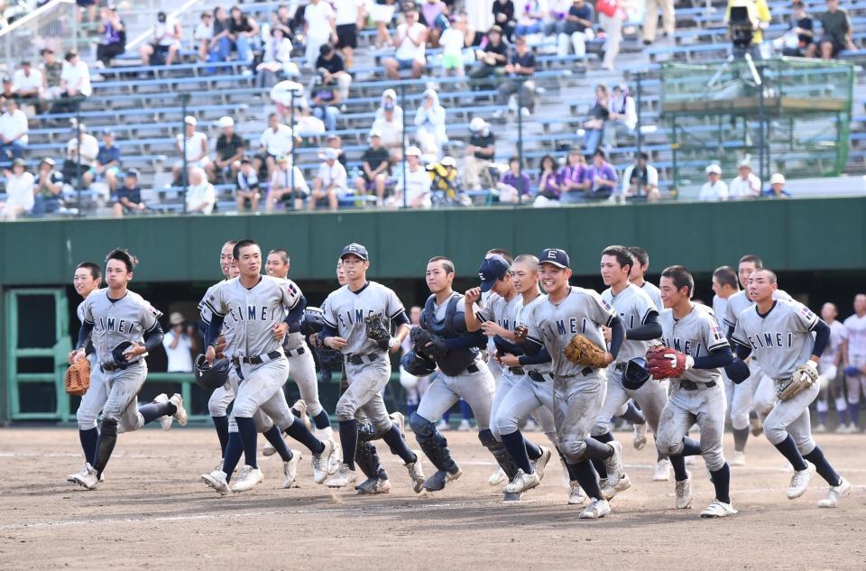 　粘り勝ちで決勝に駒を進めた叡明ナイン（撮影・園田高夫）