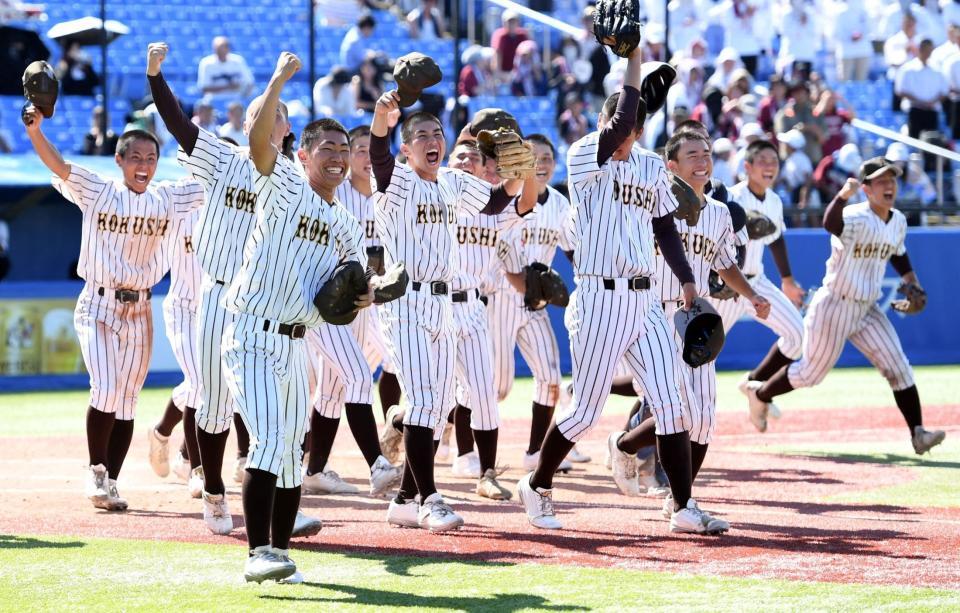 　逆転で準決勝進出を決め、喜びを爆発させる国士舘ナイン（撮影・佐藤厚）